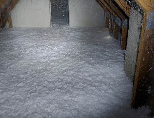 Zateplení stropu rodinného domu pomocí foukané izolace